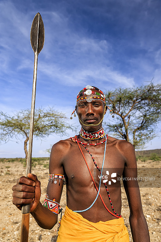 来自肯尼亚中部，东非桑布鲁部落的非洲战士图片素材