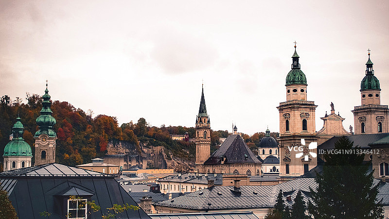 秋天，从奥地利萨尔茨堡市霍亨萨尔茨堡城堡屋顶鸟瞰图图片素材