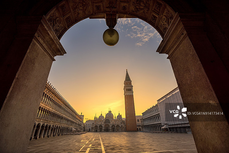 清晨在威尼斯没有人的时候，威尼斯是欧洲最受欢迎的旅游目的地。图片素材