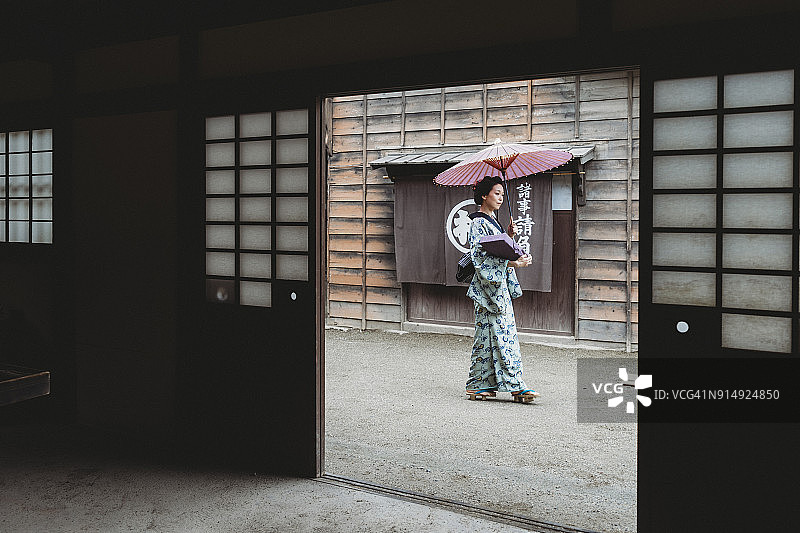 传统村庄里的日本妇女图片素材