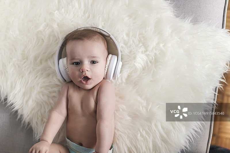 宝宝戴着耳机唱歌图片素材