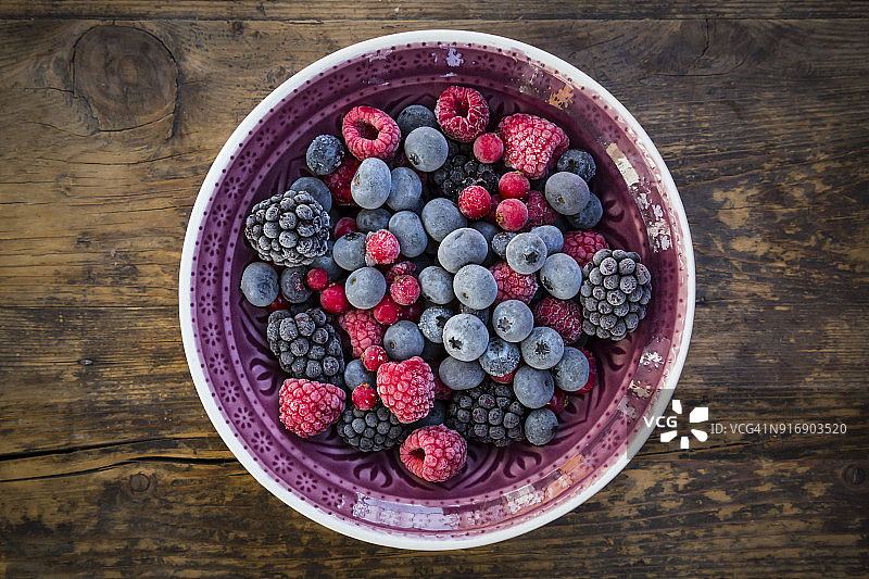 一碗深冻的红洋流，树莓和黑莓图片素材