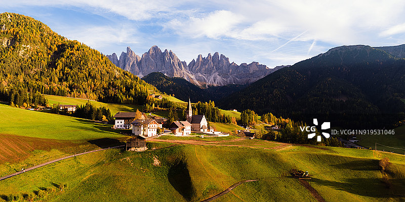 意大利Dolomites富内斯村庄的空中全景图图片素材