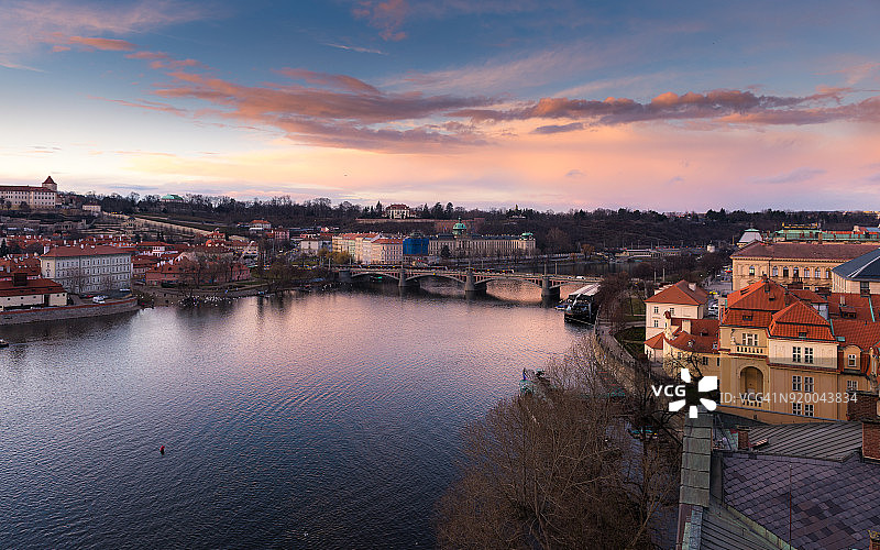 布拉格伏尔塔瓦河上的日落景象图片素材