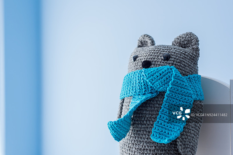 手工钩针泰迪熊与蓝色围巾图片素材