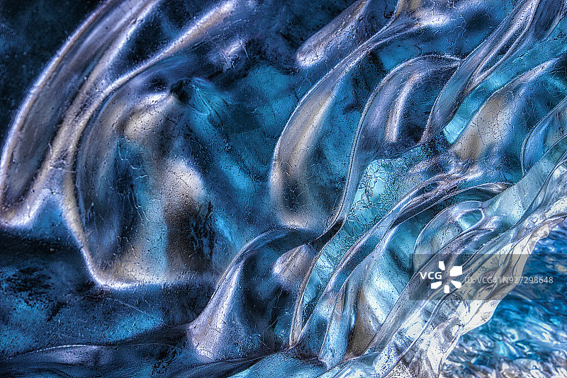 冬季冰岛晶莹闪亮的冰洞纹理图片素材