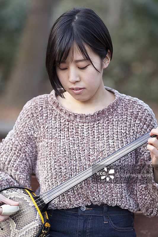 弹奏日本乐器的日本女人图片素材
