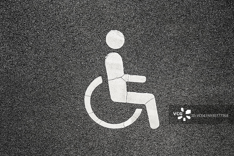 道路上残疾人标志的特写图片素材