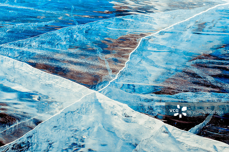 河上透明的深蓝色冰图片素材