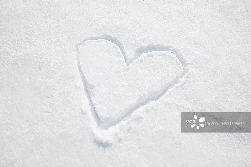 在雪中绘制的心的高角度视图图片素材