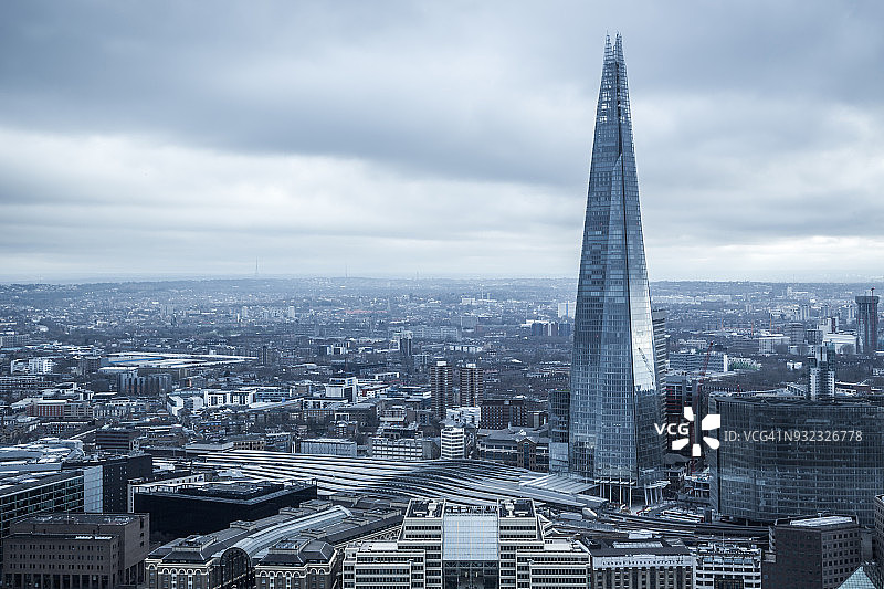 阴天里，碎片大厦和蓝色调构成了伦敦的天际线。图片素材