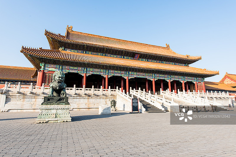 在一个阳光明媚的日子里，位于北京紫禁城的太和门，前面有青铜狮子图片素材