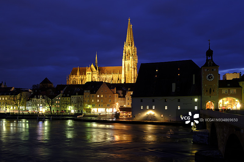 德国，巴伐利亚，雷根斯堡，老城，雷根斯堡大教堂和多瑙河的夜晚图片素材