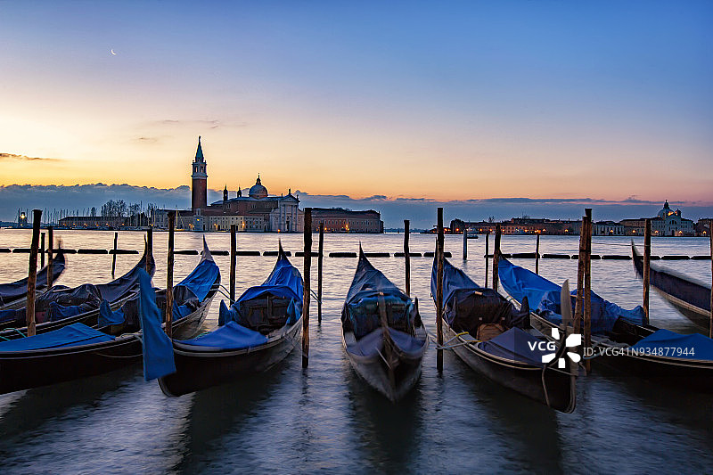 意大利，威尼托，威尼斯，贡多拉前面的圣乔治马焦雷，清晨图片素材