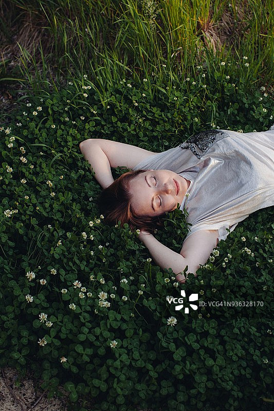 女人躺在草地上放松图片素材