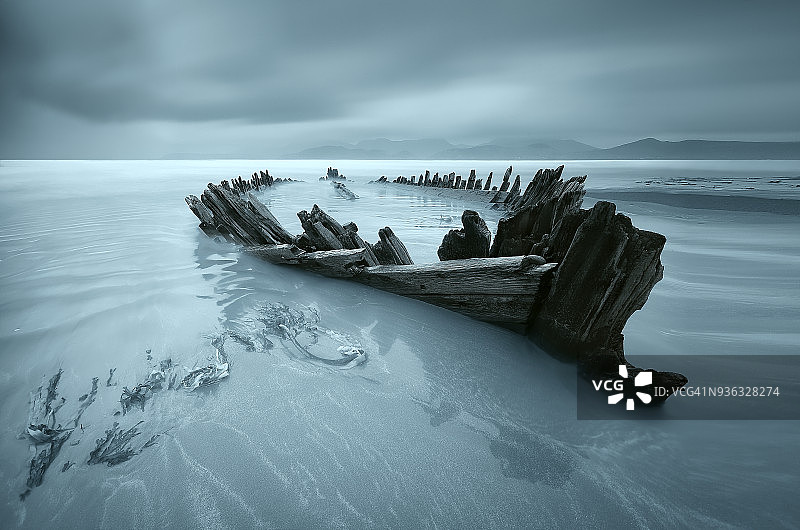 爱尔兰克里郡海滩上失事船只图片素材