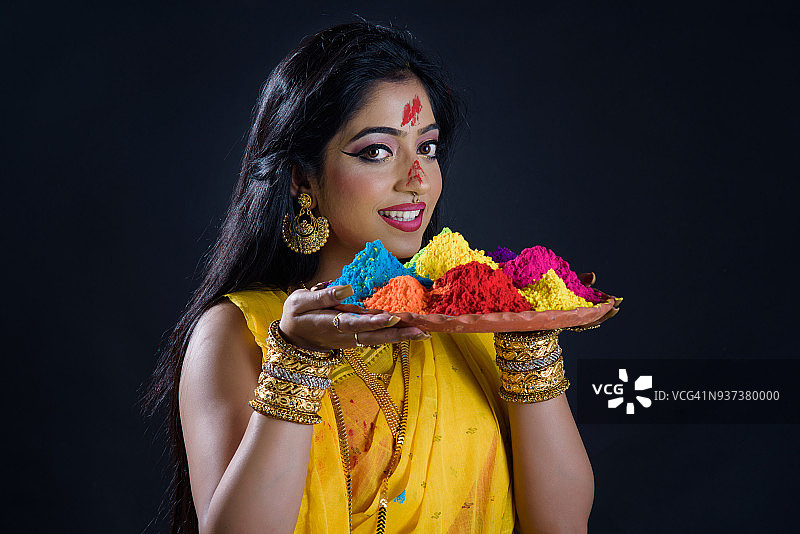 庆祝胡里节的印度妇女。图片素材