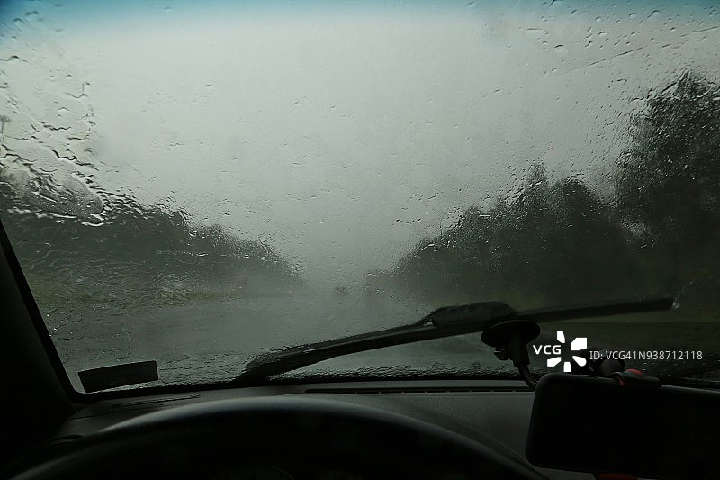 在暴风雨中开车图片素材