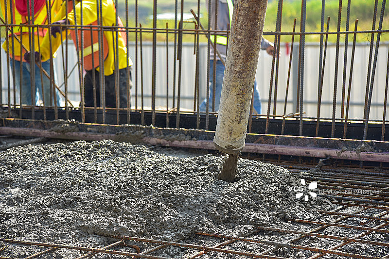 建筑工人在建筑工地浇注混凝土图片素材