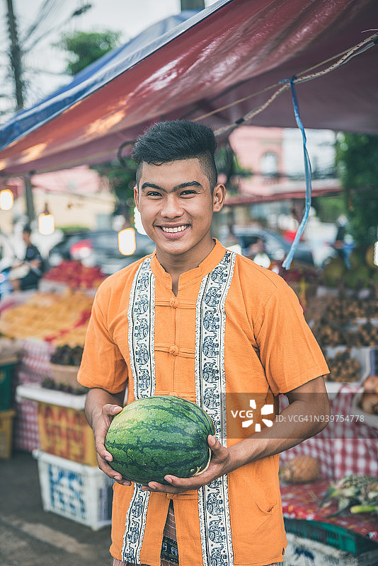 泰国农民在市场上卖西瓜图片素材