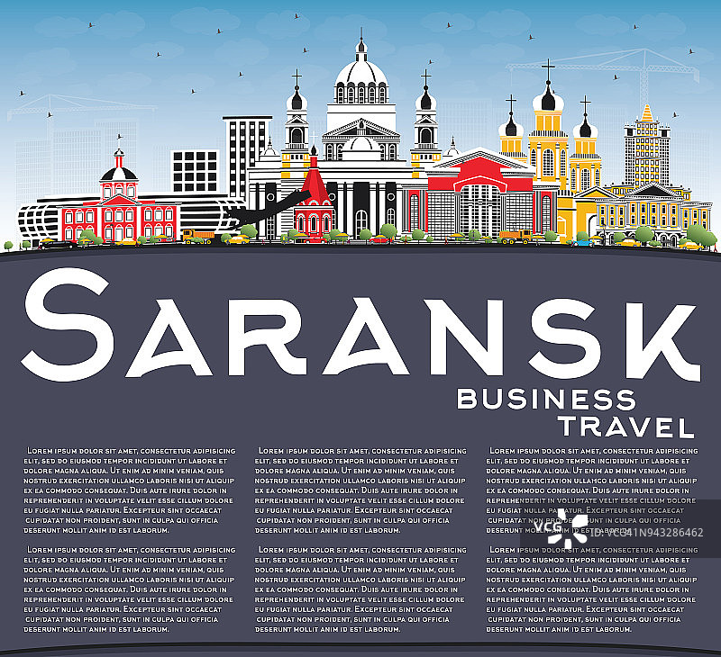 萨兰斯克俄罗斯城市天际线与彩色建筑，蓝天和复制空间。图片素材