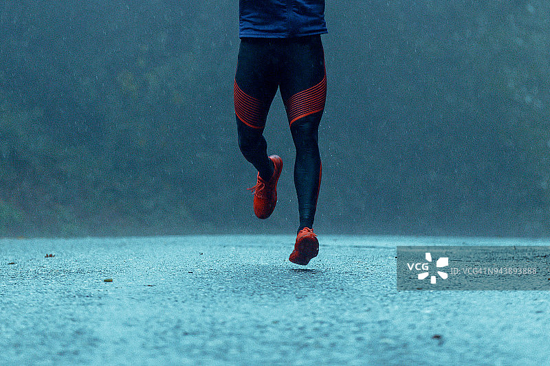 有动力的年轻人在雨中奔跑图片素材