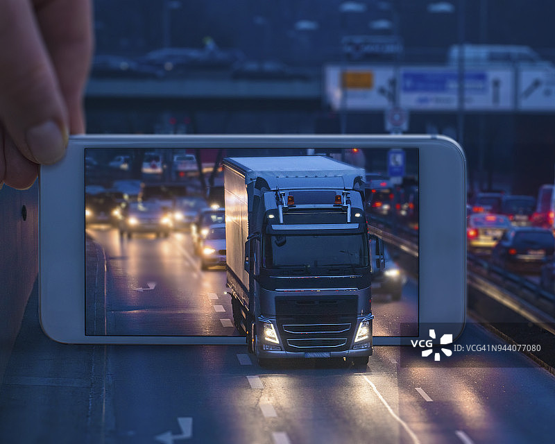 手机显示一辆卡车通过手机行驶图片素材