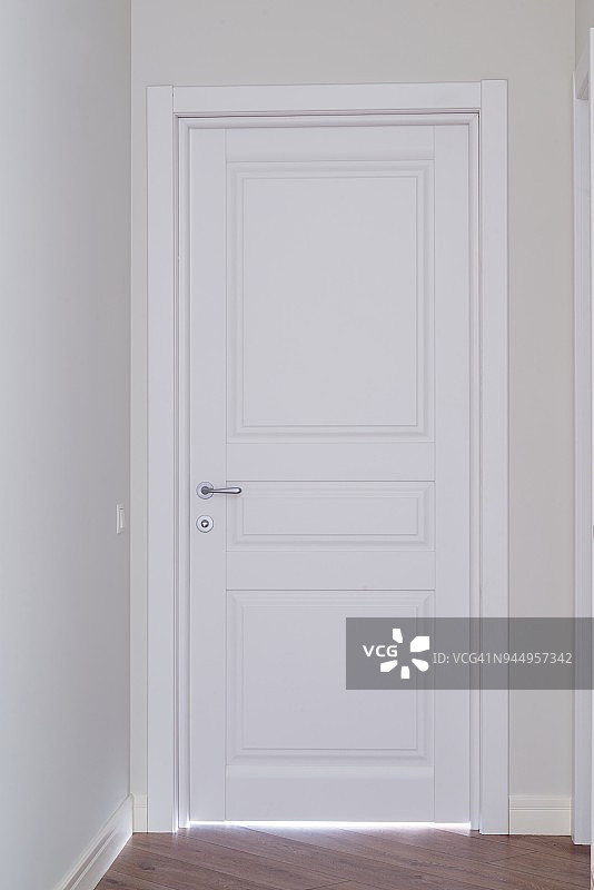 封闭的白色内漆门在家庭内部图片素材