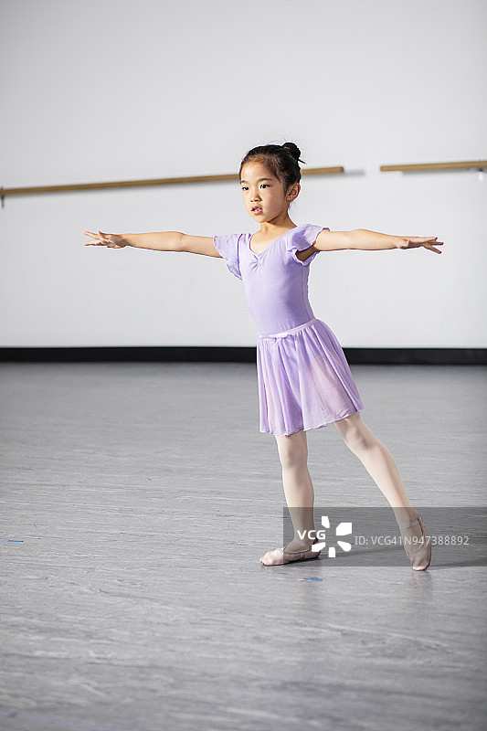 芭蕾舞演员在舞蹈工作室练习图片素材