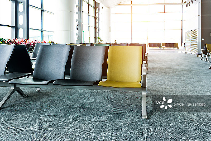 机场候机区的长椅图片素材