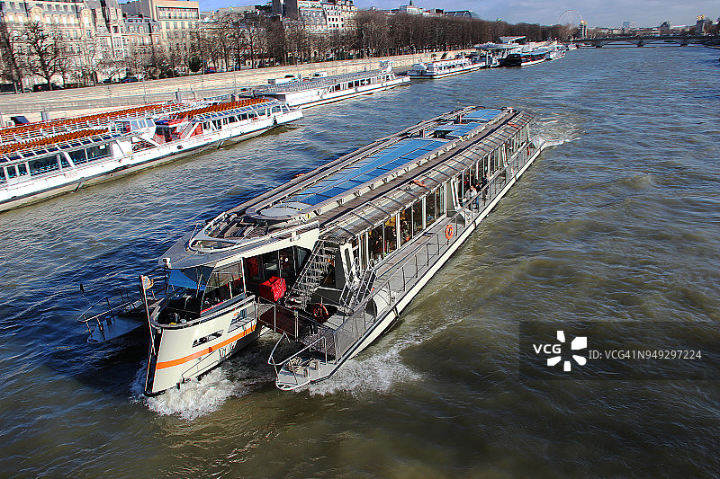 法国，巴黎的法兰西岛，塞纳河上的游船图片素材