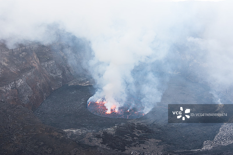 尼拉贡戈火山的熔岩湖。图片素材