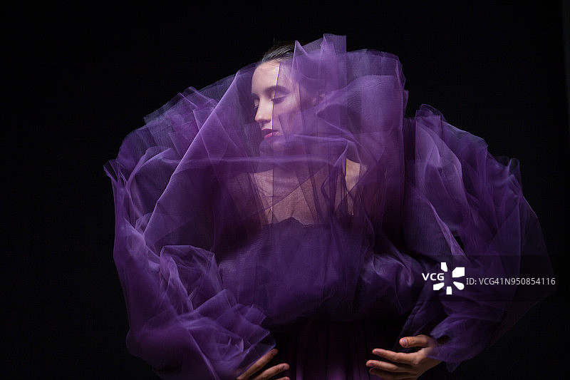 性感的模特覆盖紫色面纱图片素材