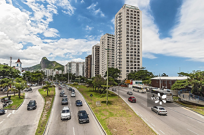在连接里约热内卢市中心和巴拉达蒂茹卡(Barra da Tijuca，里约热内卢de Janeiro)南部地区的沿海高速公路上，通过São孔拉多的豪华高层建筑的交通流量。图片素材