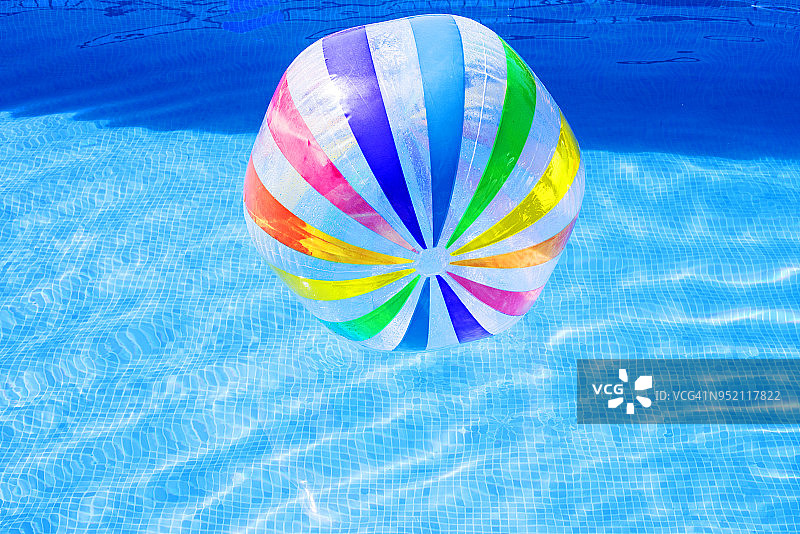游泳池里的彩色沙滩球图片素材