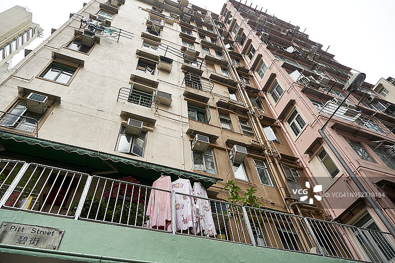 香港的旧公寓或塘楼是板式大厦，类似于东南亚的骑楼图片素材