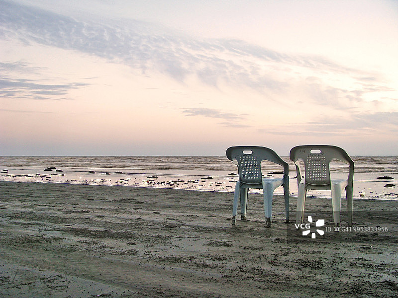 克利夫顿海滩边的空椅子图片素材