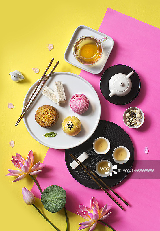 东亚风格的下午茶休息对象在黄色的背景。图片素材