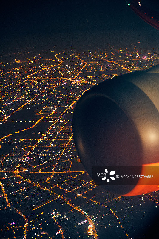 一架客机夜间在上海上空飞行图片素材