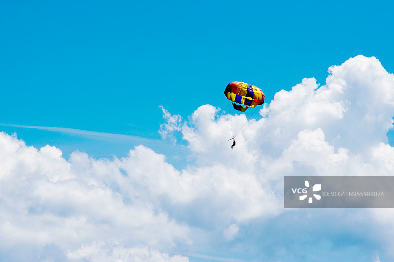 低角度视角的降落伞飞行对天空图片素材