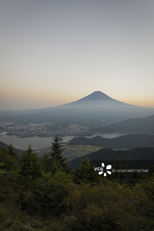 日落时分，川口湖上的富士山图片素材