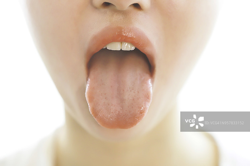 年轻女子的舌头，特写图片素材
