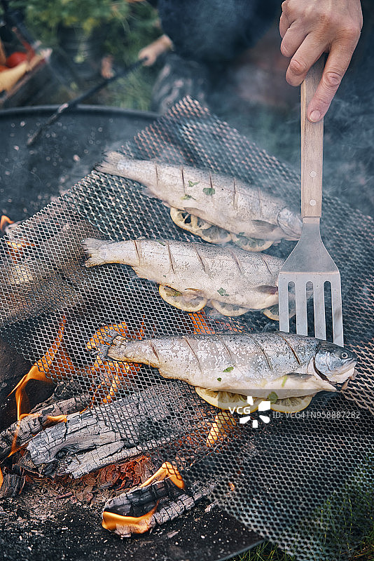 在露天篝火上用柠檬烹饪鱼图片素材