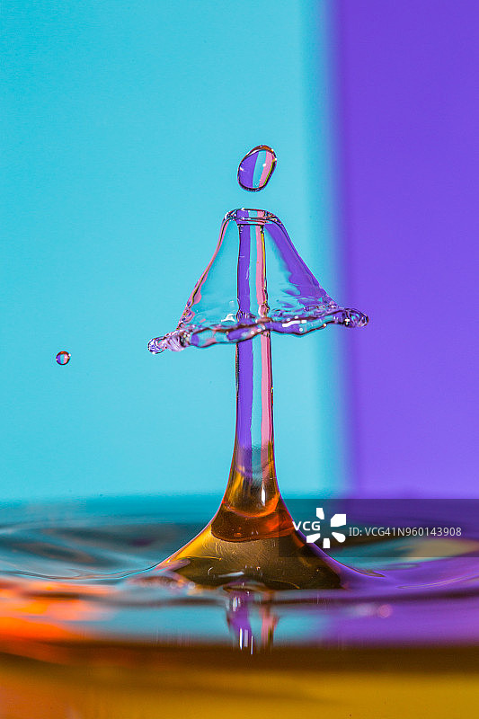 水滴在紫色和蓝色条纹的背景图片素材
