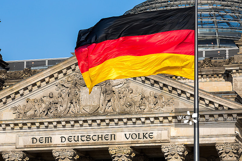 柏林国会大厦西门上的著名碑文:“德国人民”(Dem Deutschen Volke)和德国国旗图片素材
