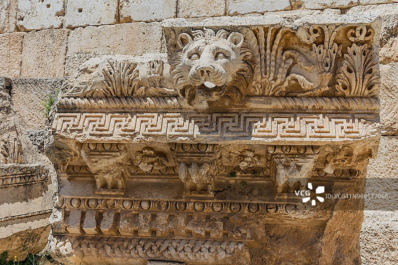 雕刻狮头水从朱庇特神庙的柱顶，巴勒贝克，黎巴嫩图片素材