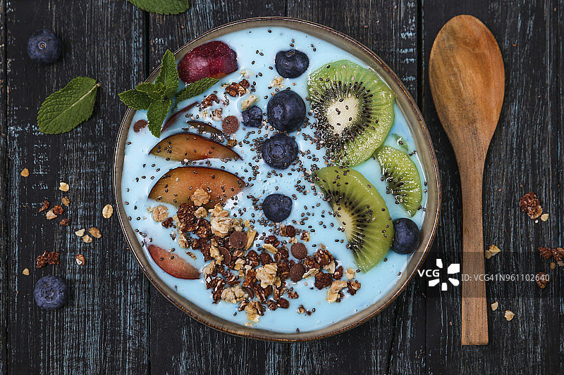 超级食物冰沙碗，有奇异子，蓝莓，油桃，猕猴桃和巧克力格兰诺拉麦片图片素材