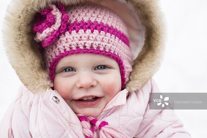 可爱的微笑女孩在温暖的衣服肖像图片素材