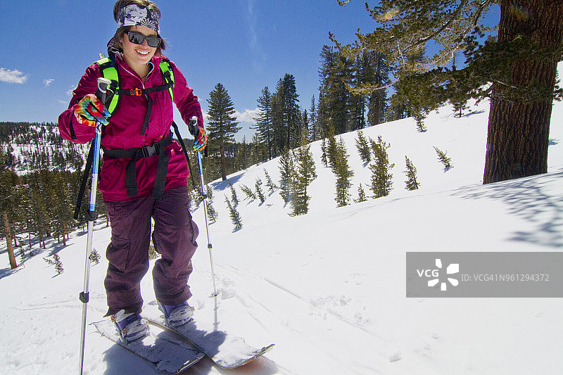 女滑雪者在雪地上行走图片素材