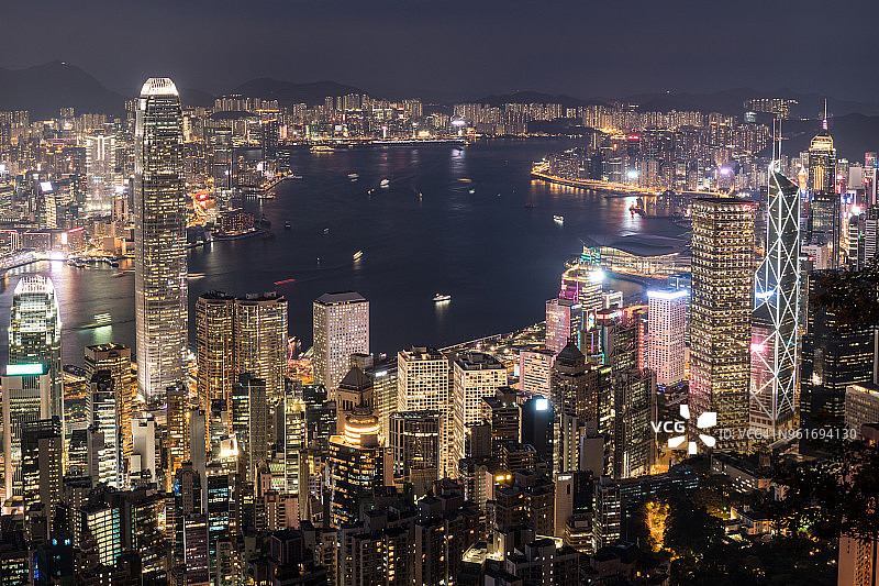 从维多利亚港山顶俯瞰香港岛金融区和九龙在香港的夜晚图片素材